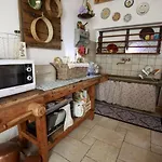 Li Di Giuan Konukevi *